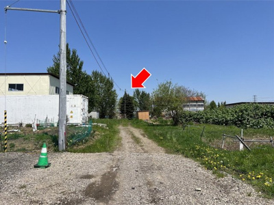【前面道路含む現地写真】 | 北区新琴似町 | 私道部分（矢印箇所が本物件）