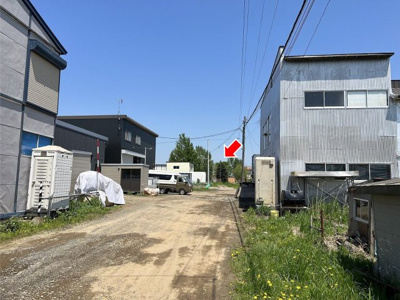 【前面道路含む現地写真】 | 北区新琴似町 | 私道部分（矢印箇所が本物件）
