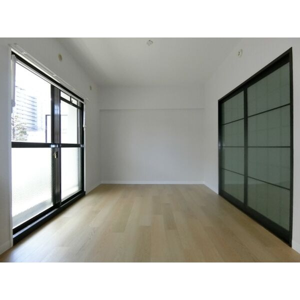 センチュリー中央【キャッシュバック対象物件】の居間・リビング|きれいな内装です