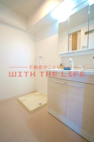 センチュリー中央【キャッシュバック対象物件】の洗面所|明るい洗面所です