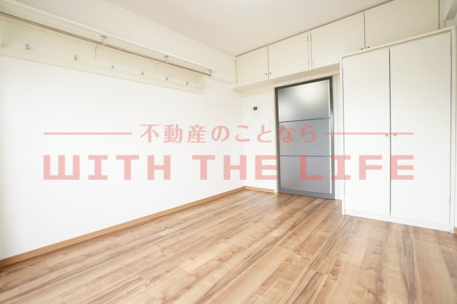 ドウエル小川【キャッシュバック】の居間・リビング|こちらのリビングで趣味の時間をお楽しみください