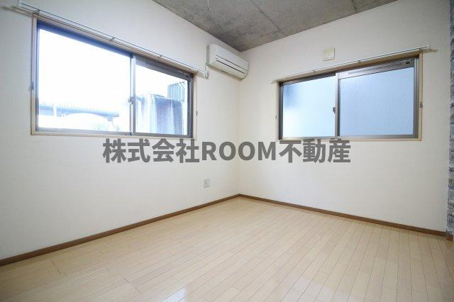 ネオハイツ宮丸の寝室|落ち着いた色調の寝室です