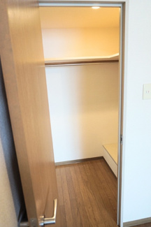 【※他号室参考写真】洋室6.5帖のウォークインクローゼット