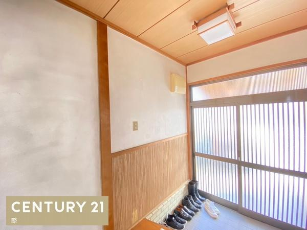 和歌山市吉礼の中古一戸建の玄関|【玄関】
木のぬくもり感じる玄関です