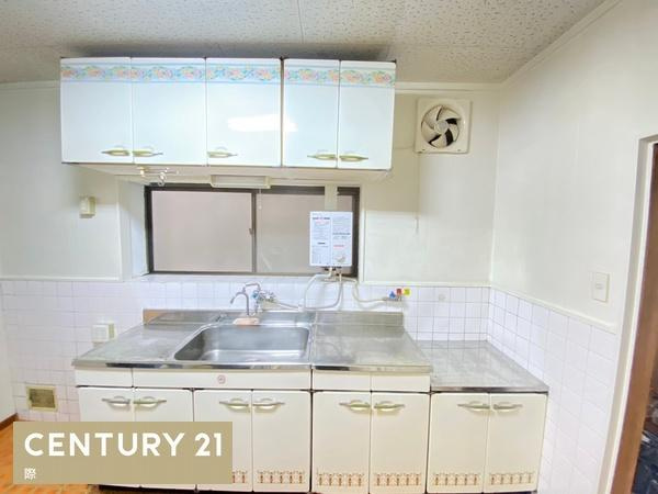 和歌山市吉礼の中古一戸建のキッチン|【キッチン】
収納スペース・作業スペースが広いキッチンがポイント！