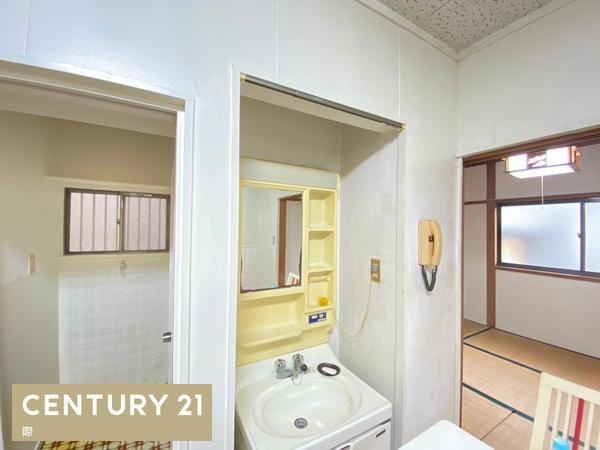 和歌山市吉礼の中古一戸建の独立洗面台|【洗面所】
明るい洗面所