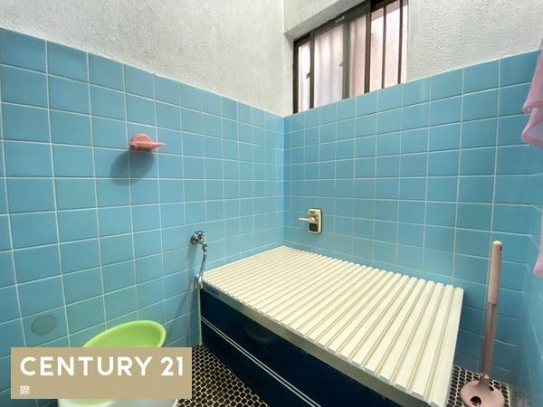 和歌山市吉礼の中古一戸建の浴室|【浴室】
深めの浴槽なので肩までしっかり浸かれます