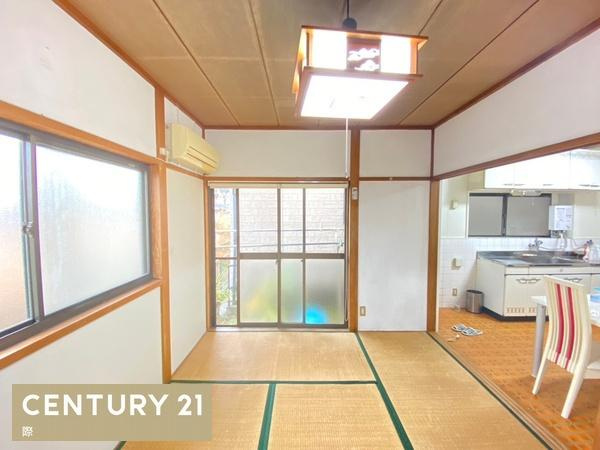 和歌山市吉礼の中古一戸建の和室|【和室】
2面採光の明るい6帖和室