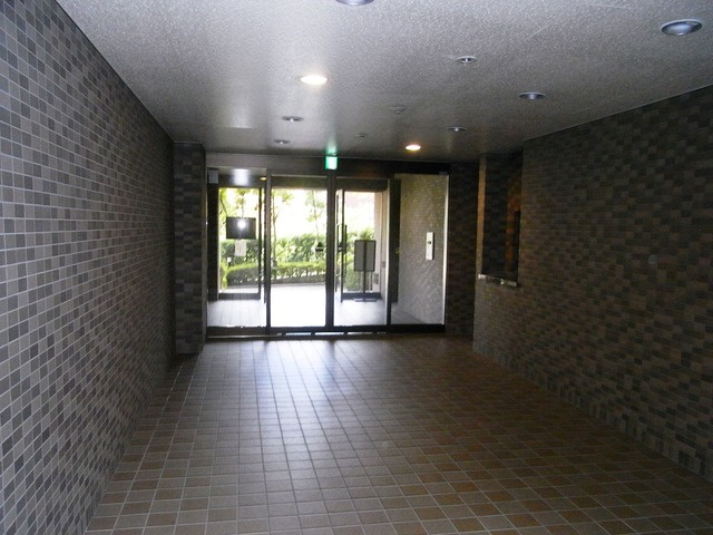 フォリア岡本のエントランス