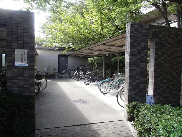 フォリア岡本の駐車場