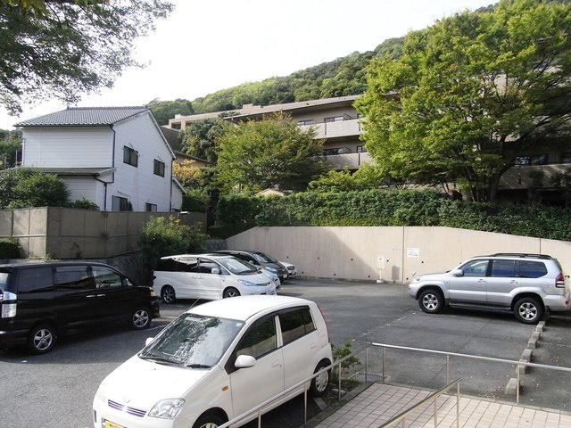 フォリア岡本の駐車場