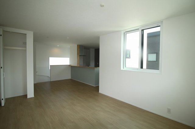 石立町　中古戸建　（未入居物件）の居間・リビング|2Ｆ　ＬＤＫ　18.6帖