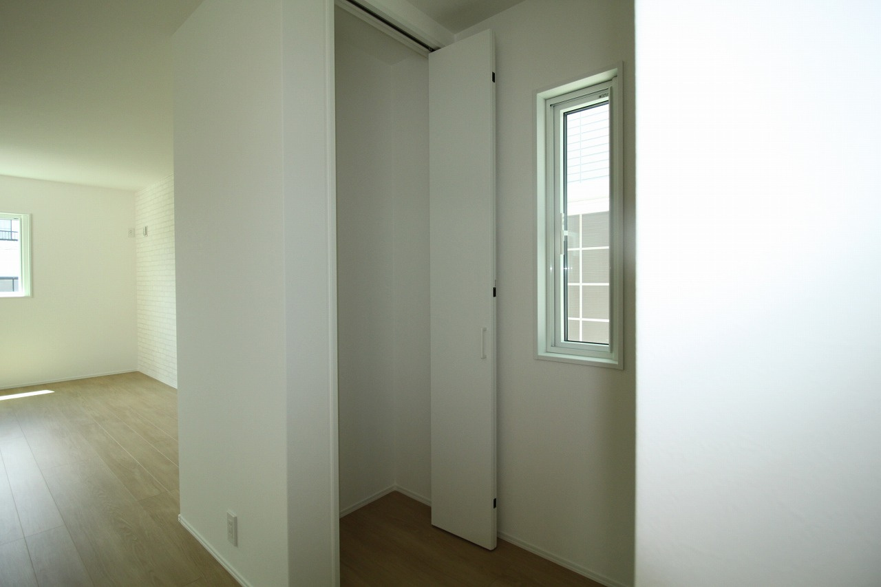 石立町　中古戸建　（未入居物件）の収納|2Ｆ　ＬＤＫ　18.6帖