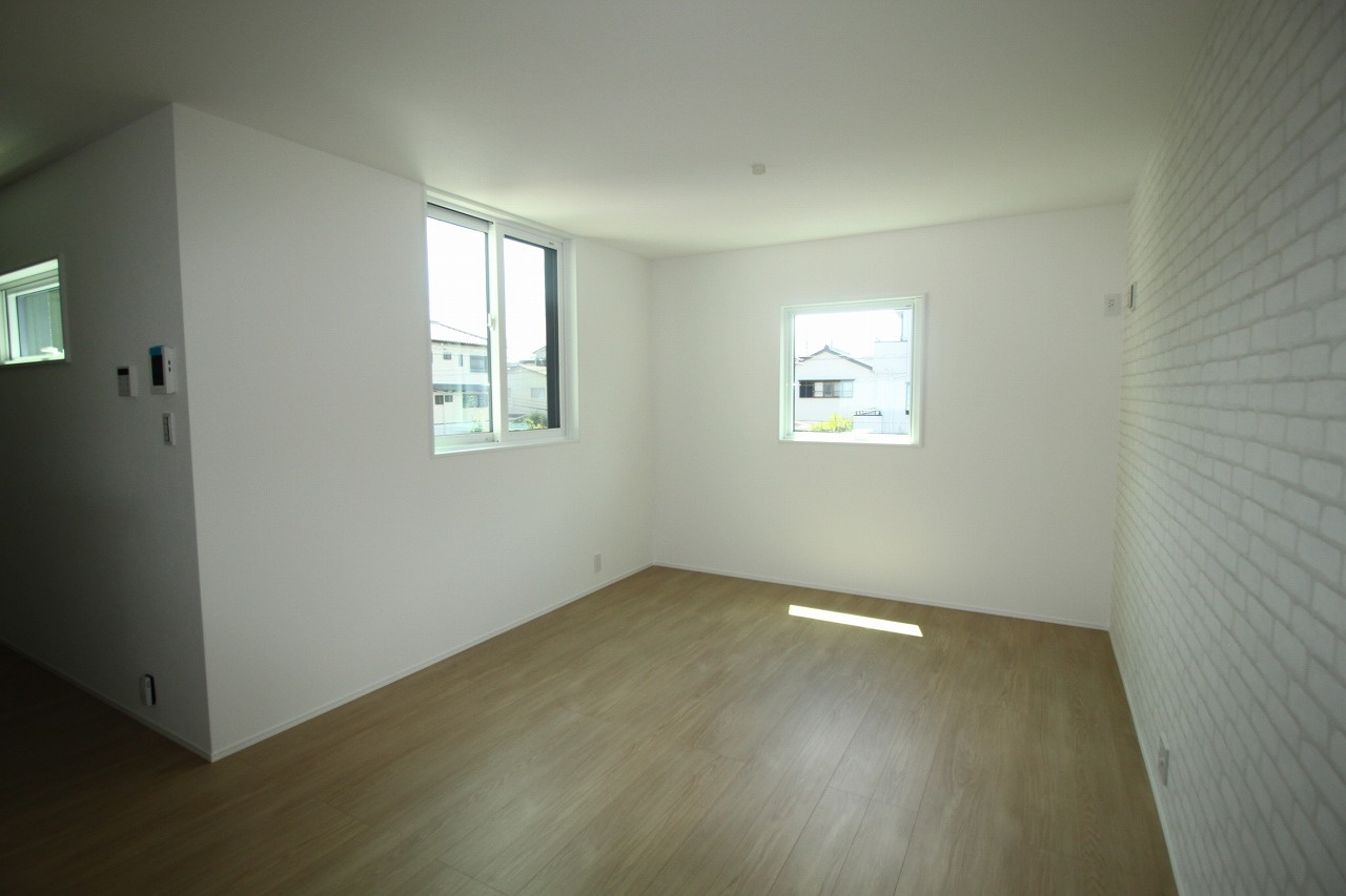 石立町　中古戸建　（未入居物件）の居間・リビング|2Ｆ　ＬＤＫ　18.6帖