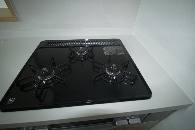 石立町　中古戸建　（未入居物件）のキッチン|３口コンロ