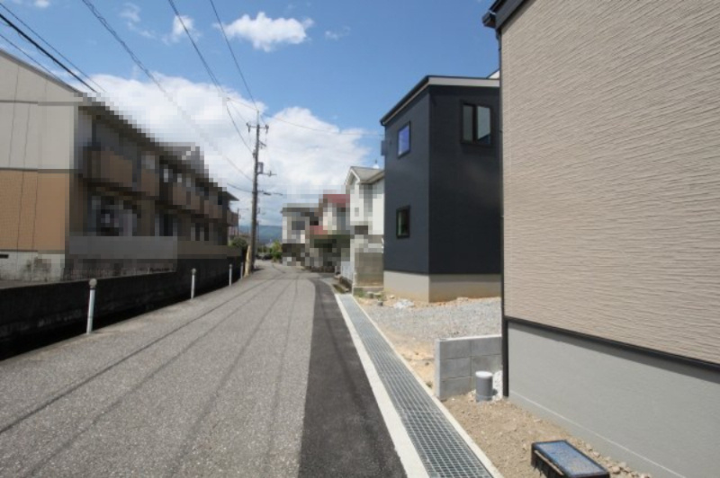 石立町　中古戸建　（未入居物件）の前面道路含む現地写真