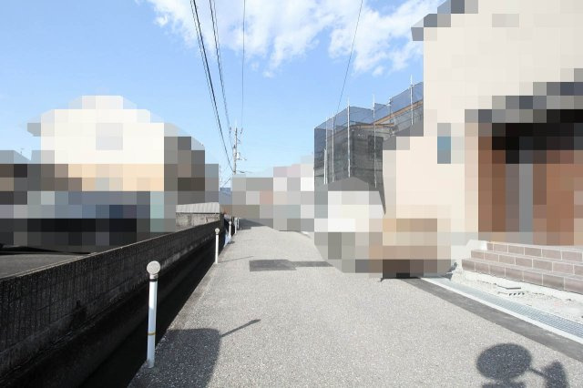 石立町　中古戸建　（未入居物件）の前面道路含む現地写真