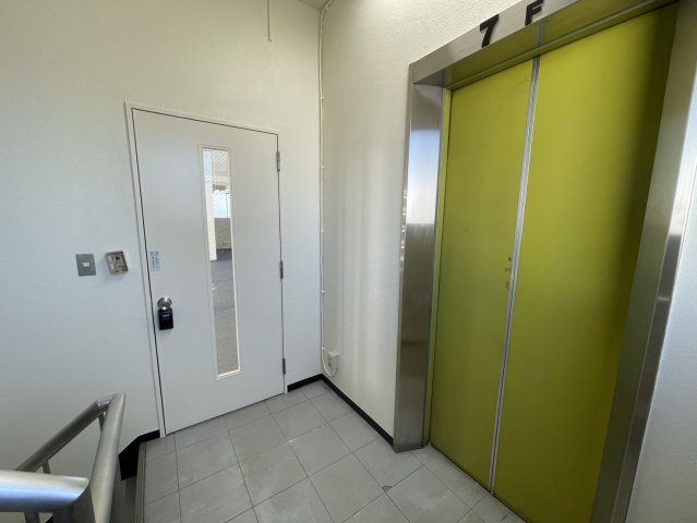 【その他】 | 柳田ビル | 7F　EVホール、貸室ドア