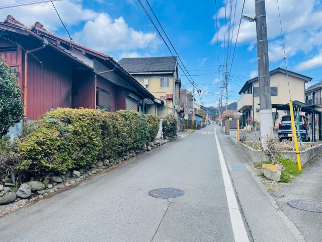 あきる野市三内　古屋付売地の前面道路含む現地写真|接道は北東4ｍの公道です。