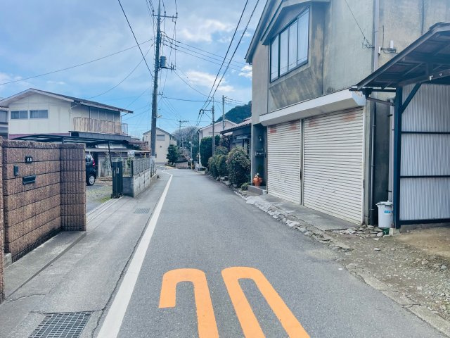 あきる野市三内　古屋付売地の前面道路含む現地写真|接道道路。上下水道の引込みが必要になります！