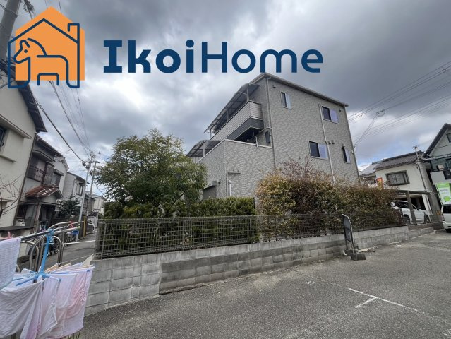 明石市港町　中古戸建　二世帯住宅の前面道路含む現地写真|●年中無休：見学時間9:00～20:00・当日予約可●太陽光発電が導入済なので光熱費の削減にもつながるほか、蓄電ができるようになれば災害時にも電気が使えるので安心です。