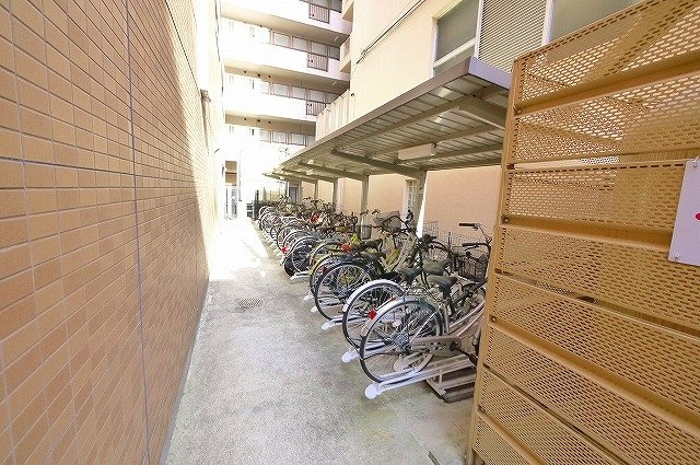 グリーンフィール大宮のその他共用部分|屋根付き駐輪場です