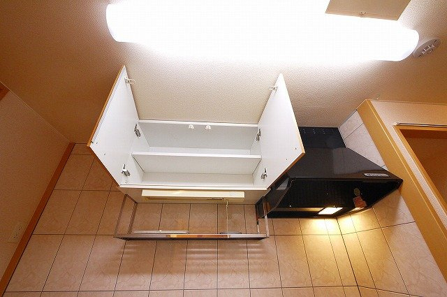 グリーンフィール大宮のキッチン|キッチン上部収納です