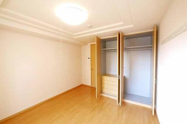 グリーンフィール大宮の洋室|落ち着いた色調の洋室です