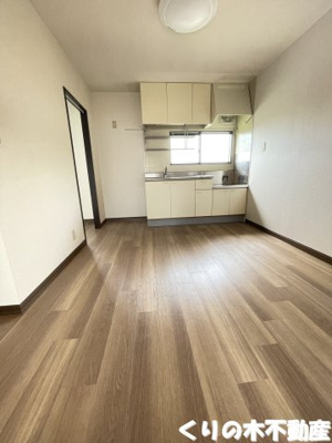 【居間・リビング】 | コーポ立岩 | 反転タイプのお部屋の写真です（現況を優先致します）