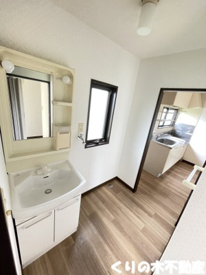 【洗面所】 | コーポ立岩 | 反転タイプのお部屋の写真です（現況を優先致します）