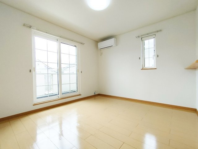 エレガンスフォーシーズンⅡの居間・リビング