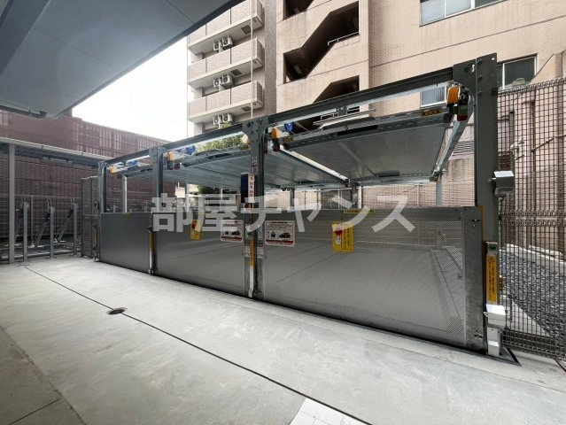 エスリード栄 THE PARKの駐車場|車をお持ちの方に嬉しい駐車場付きの物件です