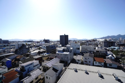 【展望】 | 【上質リノベ】藤和廿日市ハイタウン | 【四季を感じる】
四季の移ろい・爽やかな青空や風を感じられ
自然を愉しめるパノラマビュー。
毎日の暮らしに余裕を感じさせてくれる、
遮る物の無い開放的な眺望を是非、ご堪能ください。