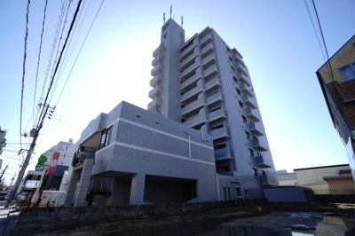 【外観】 | 【上質リノベ】藤和廿日市ハイタウン | 【耐震性】
耐震性の高さを判断するポイントは、
建築確認申請日が1981年6月1日以降の
新耐震基準に適合しているかどうか。
震度６程度の大地震でも
建物が崩壊しないレベルが基準になりました。