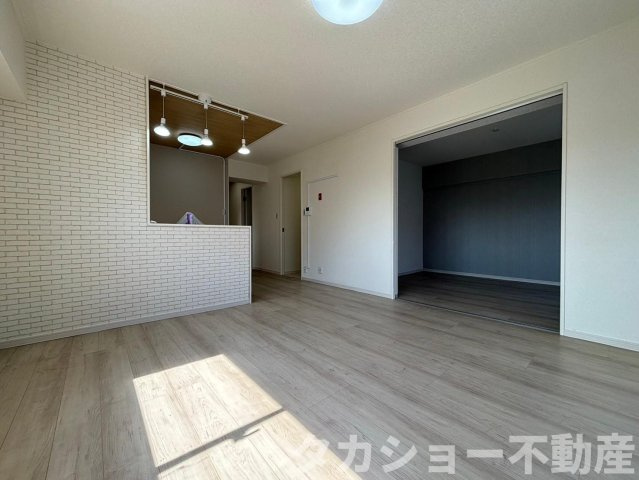【居間・リビング】 | ハイム若草 | 角部屋ですので、リビングにも窓が多く明るいです☆彡