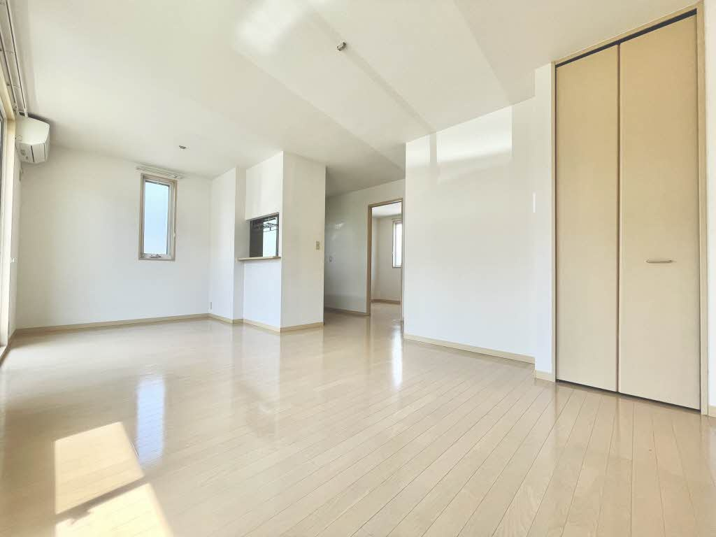 ベルデュールAの居間・リビング