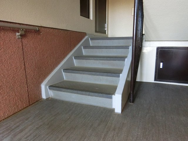 花見川ライオンズプラザのその他共用部分|階段は緩やかです。（蹴上は約１6センチ）