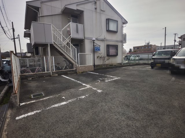 K・OJフラッツの駐車場|カースペースがあります