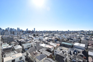 【展望】 | 眼前に広がる空の雄大さと、このお部屋の自慢の一つである「眺望」をご覧ください。毎日、この景色を独り占めできる新生活に夢が広がります。～即日のご見学可能～　お問合せはお気軽にどうぞ。