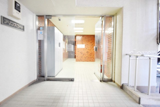 【エントランス】 | お客様を、そして住人を出迎えてくれるマンションのエントランス。ゴミが落ちていないことからも、管理状態の良さや住民の節度の高さが見て取れます。～即日のご見学可能～　お問合せはお気軽にどうぞ。