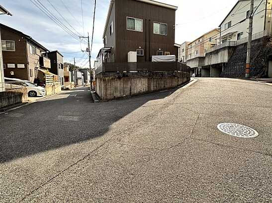 【前面道路含む現地写真】