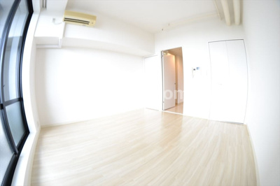 【寝室】 | メゾン・ド・ヴィレ大阪城公園前 | 広くて明るい寝室