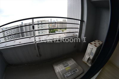 【バルコニー】 | メゾン・ド・ヴィレ大阪城公園前 | 外からの目が気にならないバルコニーで洗濯物が干せます