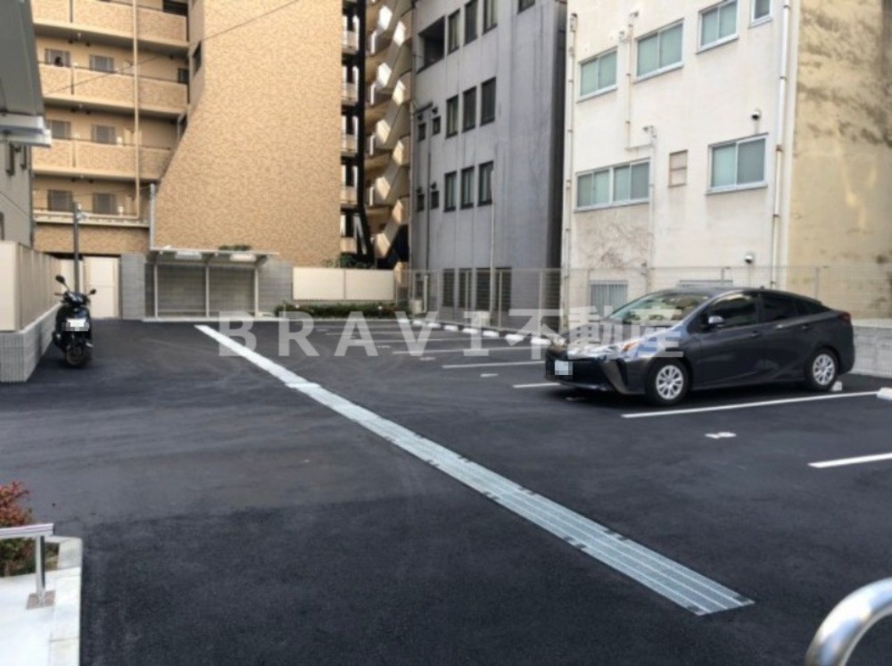 リビオレゾン谷町六丁目ステーションプレミア　BRAVI不動産のその他共用部分|【リビオレゾン谷町六丁目ステーションプレミア】広い平面駐車場