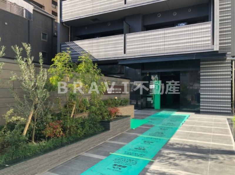 リビオレゾン谷町六丁目ステーションプレミア　BRAVI不動産のエントランス|【リビオレゾン谷町六丁目ステーションプレミア】緑がありきれいです