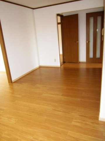 アンソレイエメゾン二号館の居間・リビング|ゆったりとしたリビングです