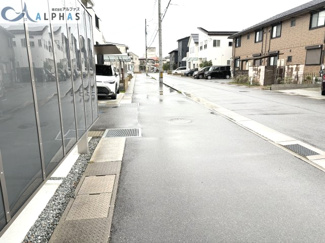 【前面道路含む現地写真】 | 南側道路幅員約9.5ｍで整備された歩道があり小さいお子様でも安心です♪