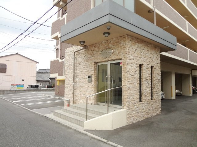 QM壱番館のエントランス|落ち着いたエントランスです