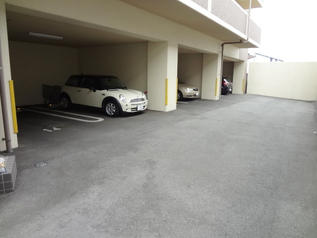 QM壱番館の駐車場|屋根付き駐車場