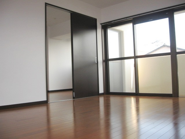 QM壱番館の居間・リビング|ゆったり過ごせる居間です※同タイプのお部屋になります。